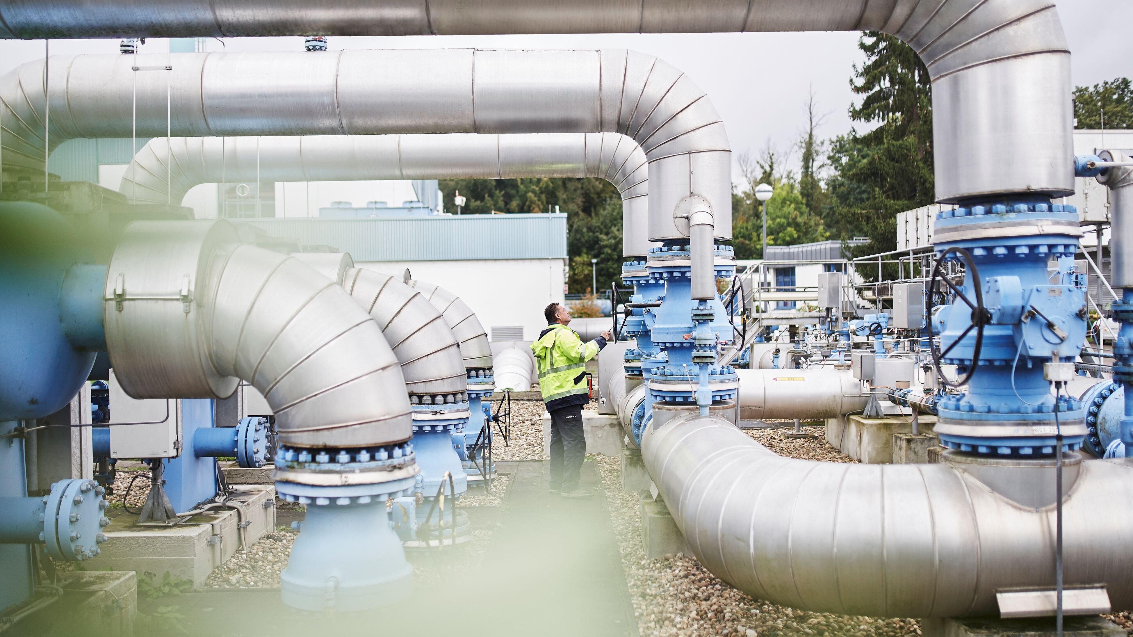 Ein Mann steht vor Rohren